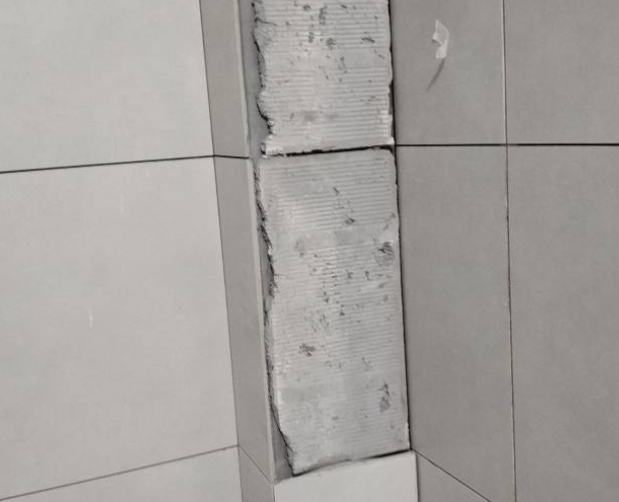 南通市瓷砖空鼓维修公司分享下瓷砖施工前基层浇水润湿程度不足，可能导致以下问题